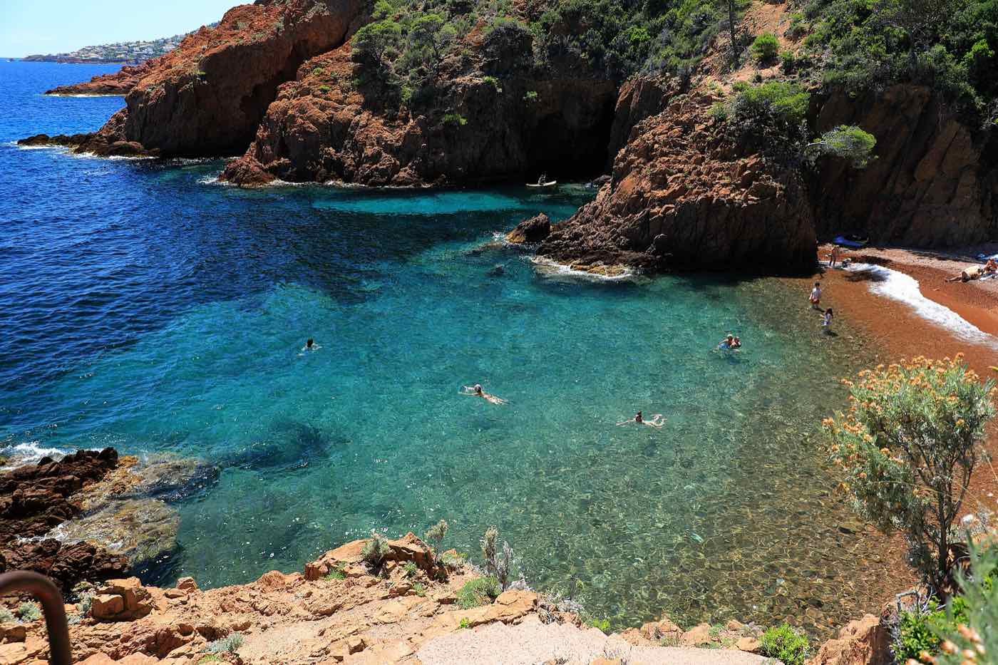 Clear water in an Estérel cove